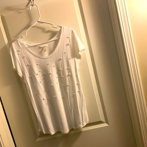 Tee shirt with pearl-like beads